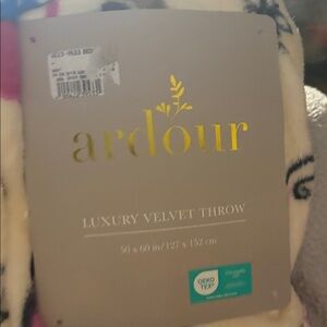 Luxury Velvet Throw - Cream and Pink